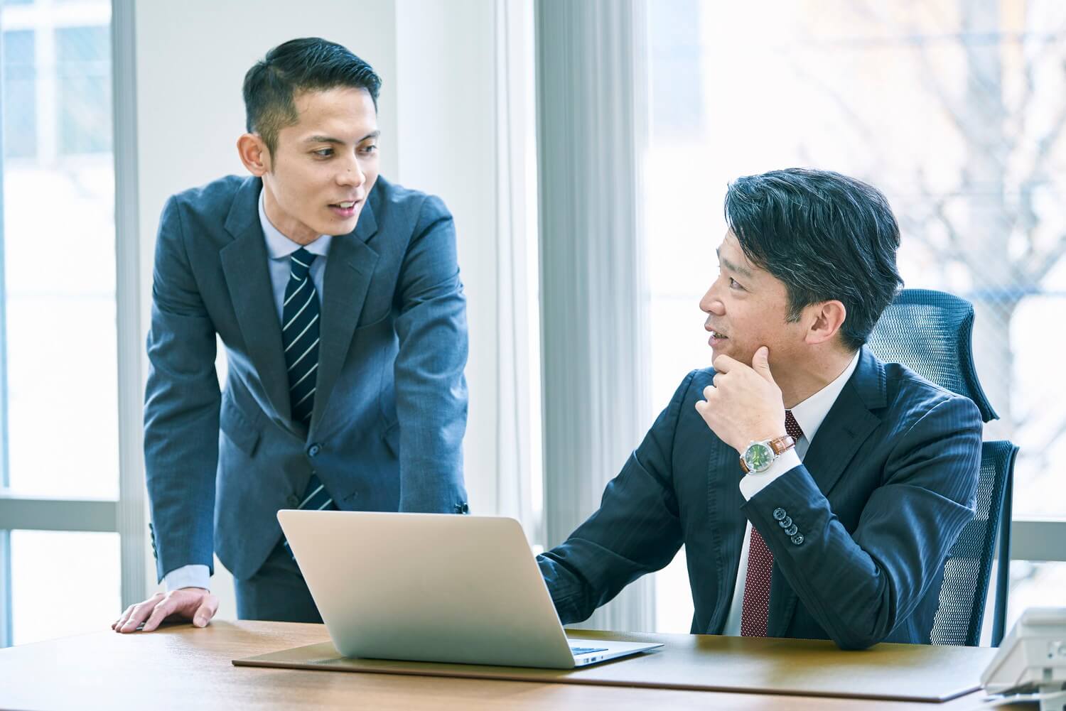 吸収合併とは？メリットや手続き、登記