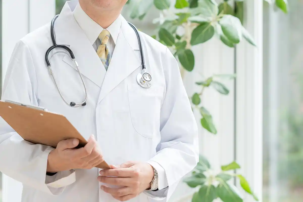 高齢化する医療経営者の健康と事業承継問題