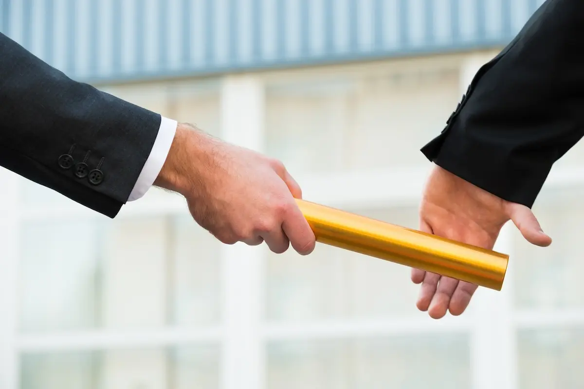 事業承継とは?事業継承との違いや基礎知識と成功に向けたポイントを解説