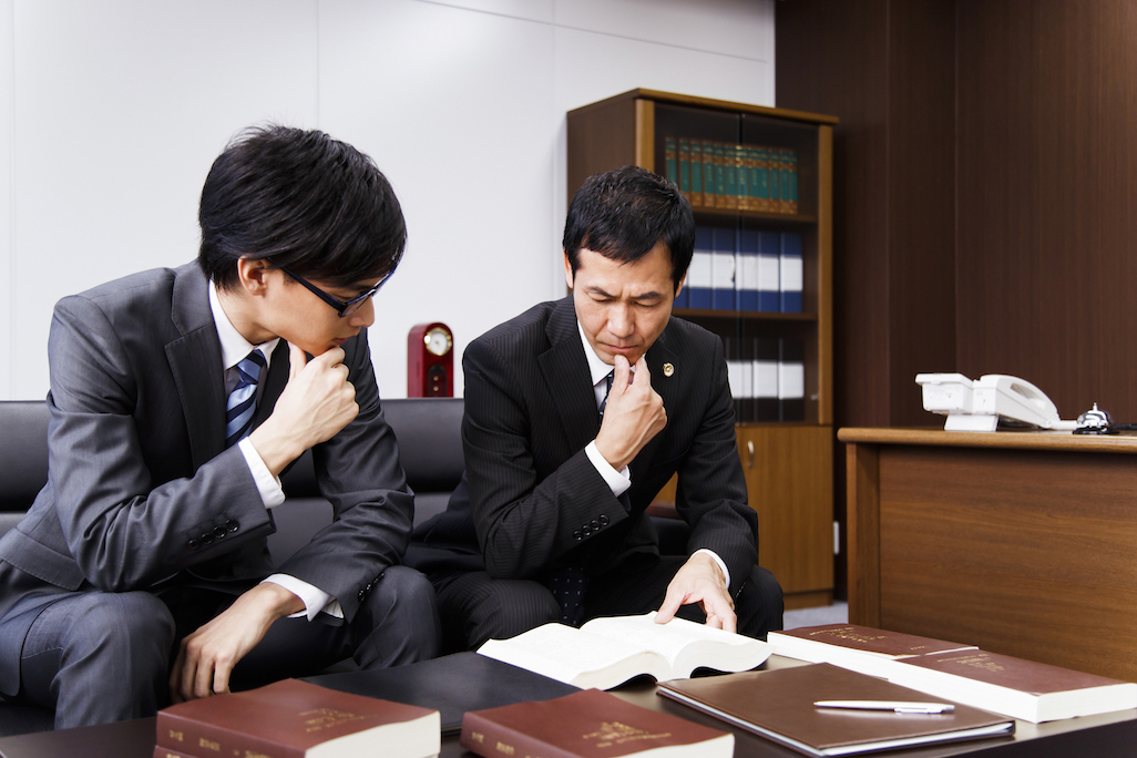 インサイダー取引とは？重要事実と規制対象者や罰則、事例をわかりやすく解説