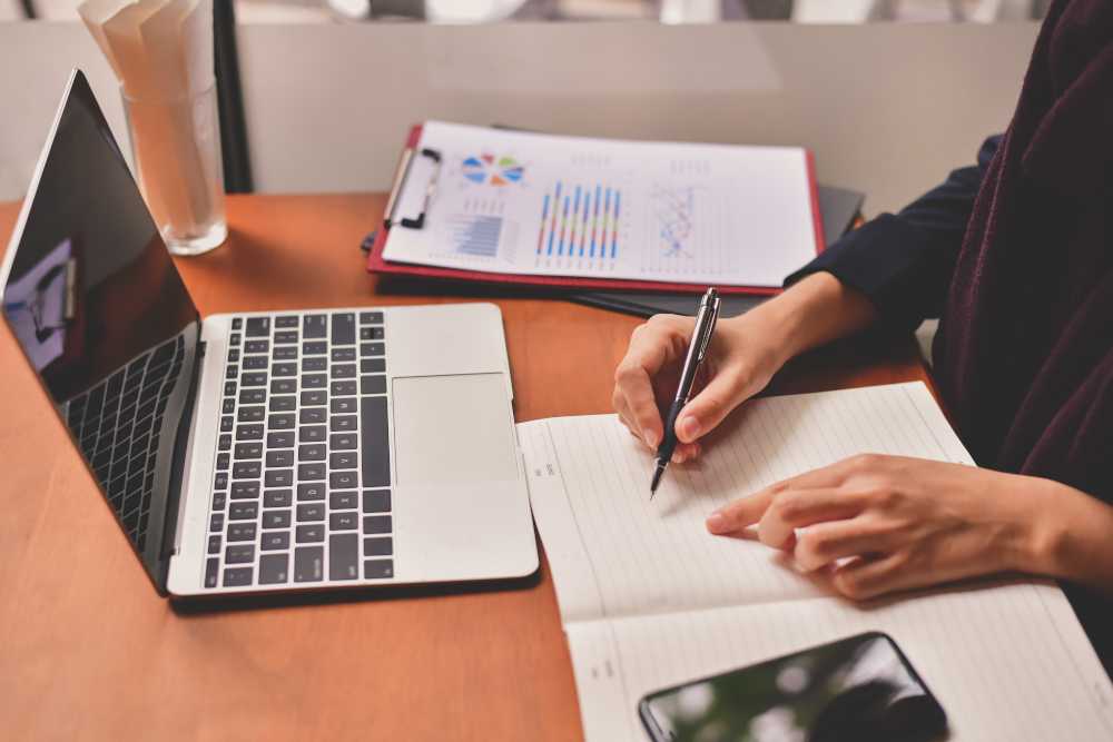 「中小企業向け」や「上場企業向け」など企業規模や業種毎に異なる