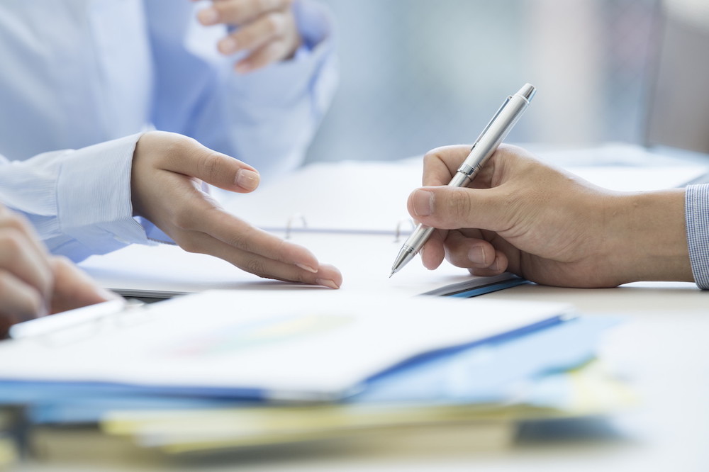 吸収合併消滅会社とは？手続きや決算、公告などのポイントを解説