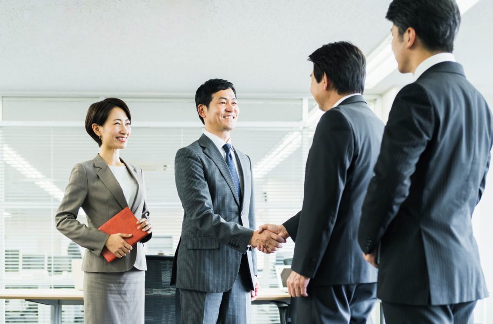 合併後に給料が上下するケースや給料減額の手続きの流れを紹介