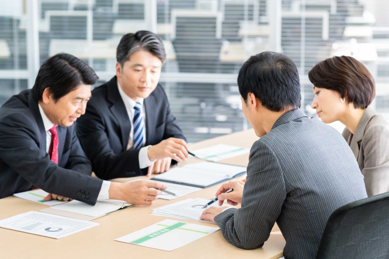 合併において契約は承継される？契約関係の注意点を解説