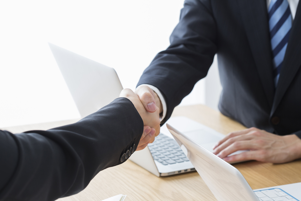 【会社を売りたい人向け】会社売却におけるメリット・デメリットや手続きをアドバイザーが徹底解説