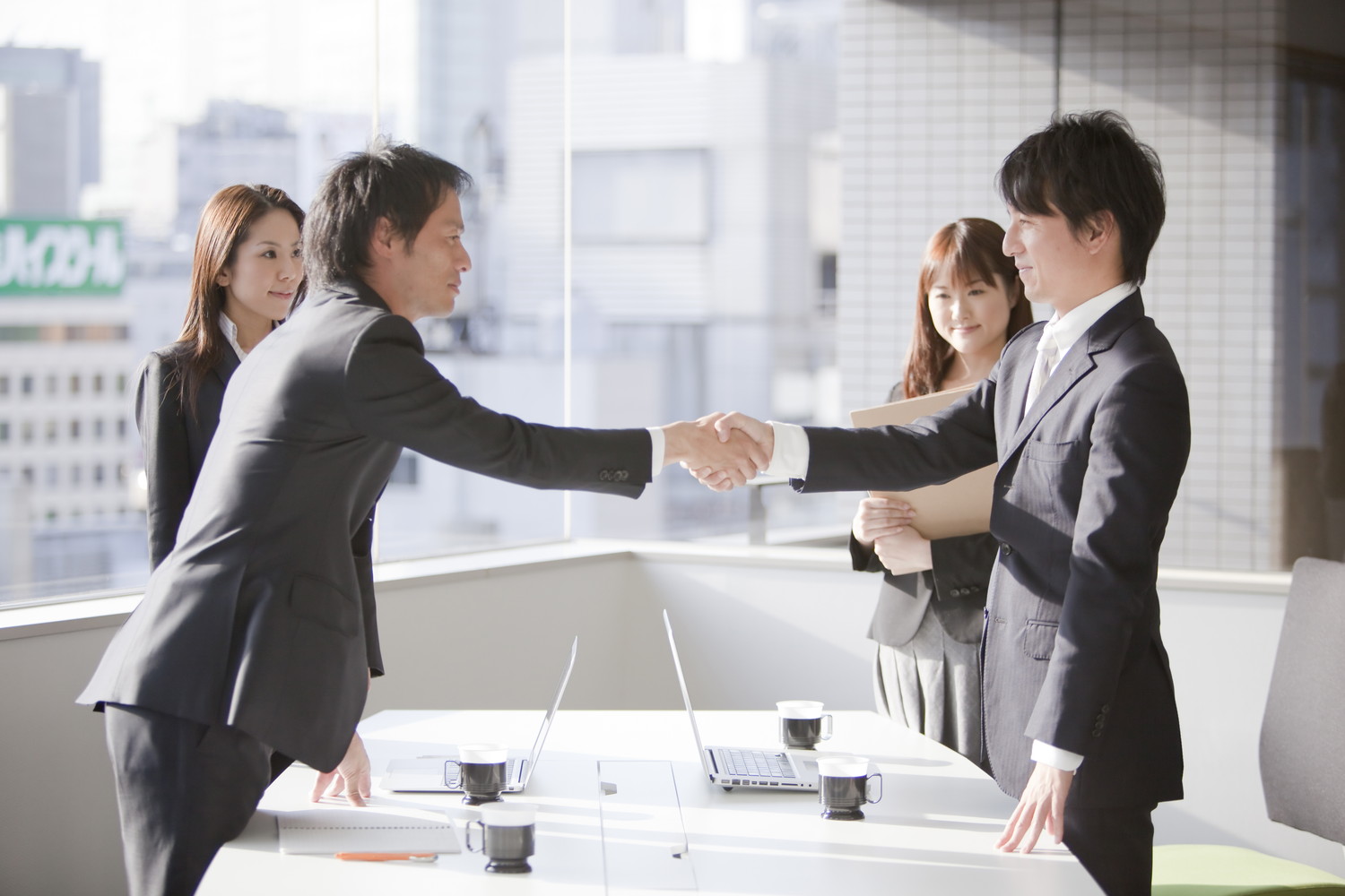 減少する親族承継、多様化する事業承継