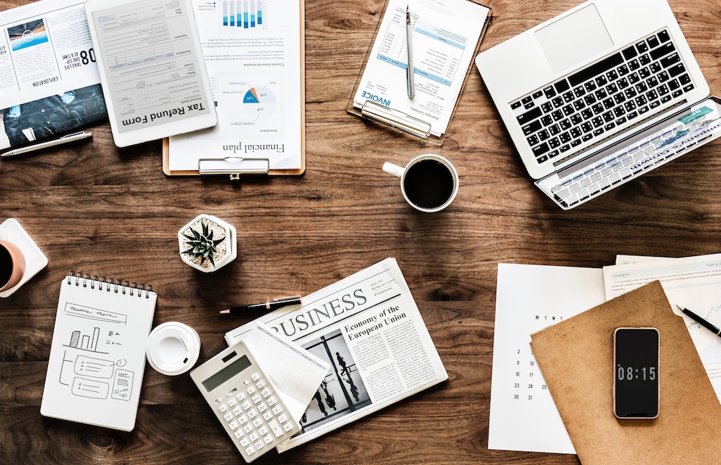 事業譲渡と会社分割の違いを比較！メリット・デメリットや税務、許認可も解説